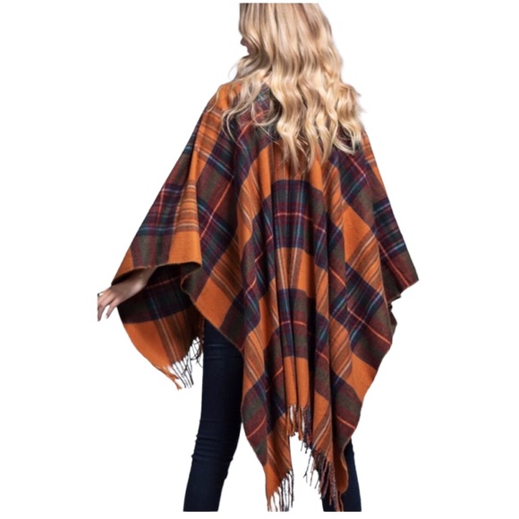 Ruggine Chic Soft Amberglow Plaid Fringe Accent Ruana - Picture 10 of 13
